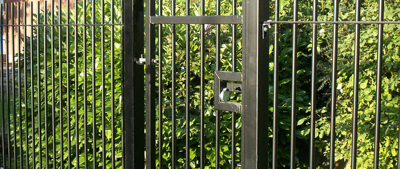 vertical bar fencing gate