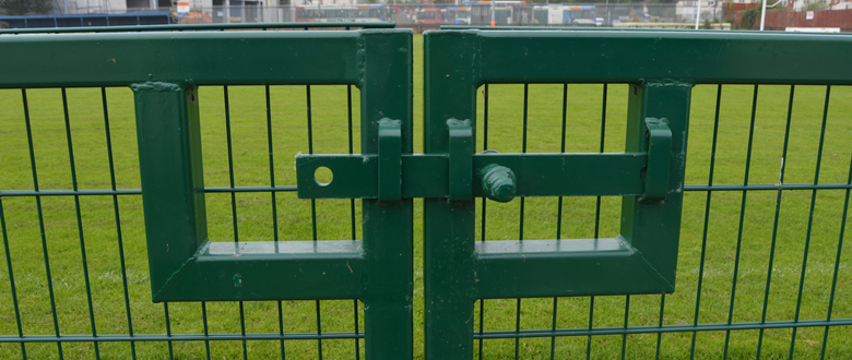 Pararail mesh gates lock