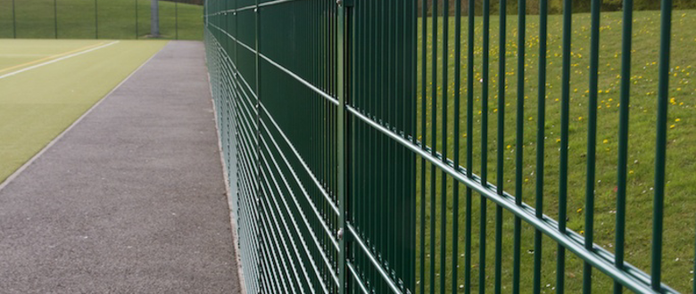 Parasports fencing for sports fields
